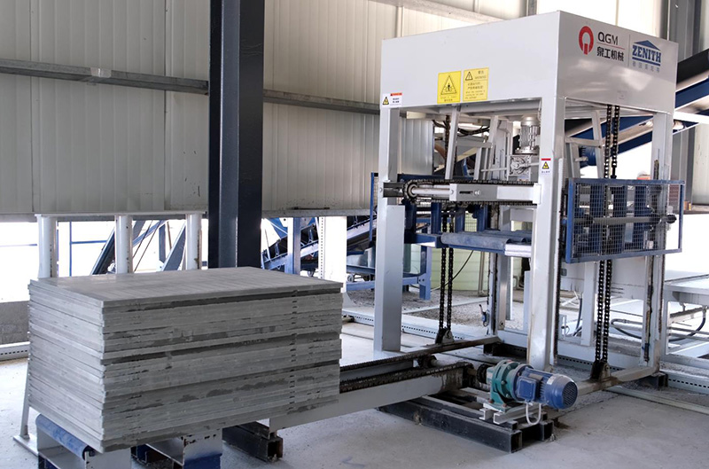 Automatic pallet feeder